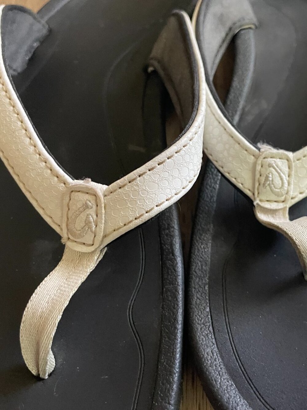 OluKai Kulapa Kai Women's Size 9 Flip Flop Thong Sandals White Leather! - Picture 3 of 6